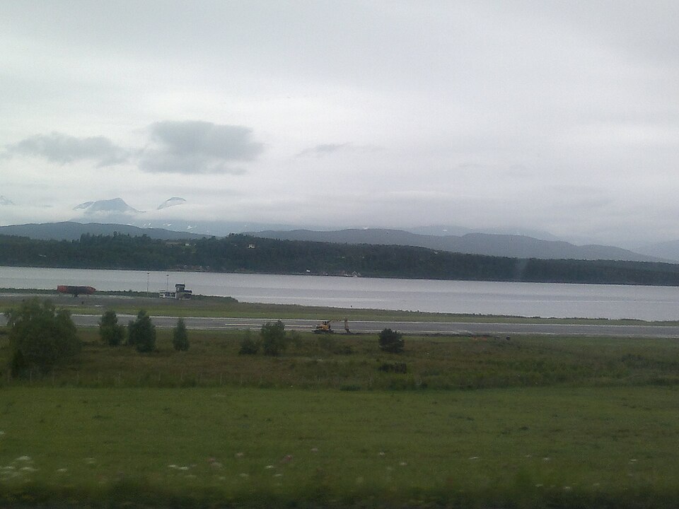 Molde Airport, Årø